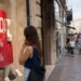 Clienti tra le vetrine durante l'avvio dei saldi estivi in un centro commerciale italiano