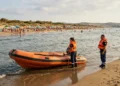 Gommone della Protezione Civile sul litorale ibleo durante i soccorsi in mare, estate 2026.