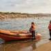 Gommone della Protezione Civile sul litorale ibleo durante i soccorsi in mare, estate 2026.