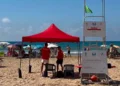 Due assistenti bagnanti in maglietta rossa sorvegliano la spiaggia di Marina di Ragusa accanto alla torretta di avvistamento
