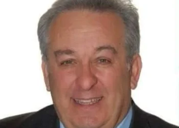 Ritratto di Salvatore Artini, consigliere comunale Mpa di Vittoria, in giacca scura e camicia celeste su sfondo bianco