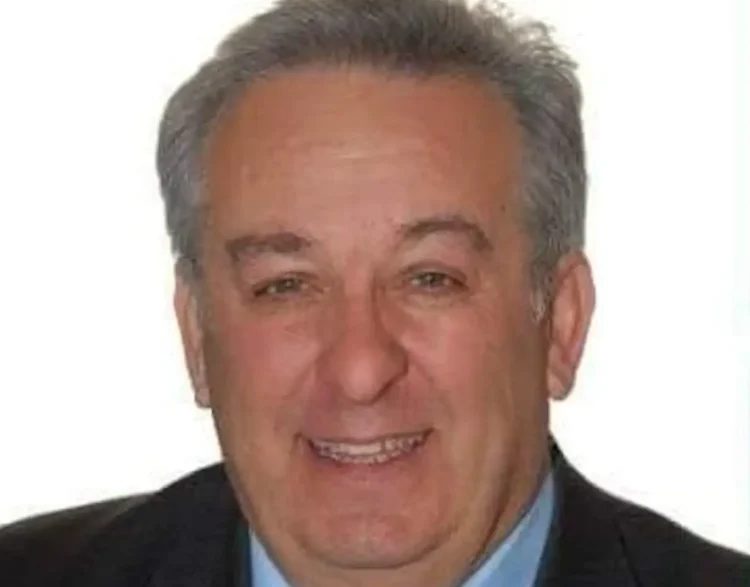Ritratto di Salvatore Artini, consigliere comunale Mpa di Vittoria, in giacca scura e camicia celeste su sfondo bianco