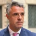 Il senatore Salvo Sallemi in giacca blu e cravatta rosa durante un'intervista, interviene sul dibattito riguardante il mercato ortofrutticolo di Vittoria e le infiltrazioni mafiose