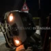 Auto ribaltata su un fianco dopo un incidente sulla strada provinciale Scicli-Sampieri, con il muro di recinzione distrutto dall'impatto.