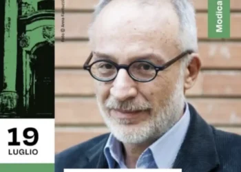 Locandina dell'evento con Stefano Mancuso a Modica: la lectio prevista il 19 luglio cambia sede e si terrà nell'atrio di Palazzo San Domenico a causa dell'incendio sulla collina di Monserrato