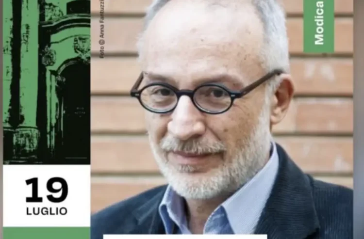 Locandina dell'evento con Stefano Mancuso a Modica: la lectio prevista il 19 luglio cambia sede e si terrà nell'atrio di Palazzo San Domenico a causa dell'incendio sulla collina di Monserrato