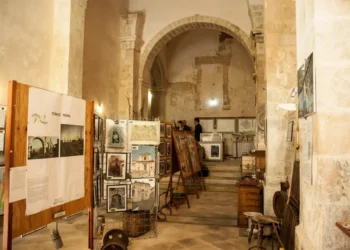 Interno della Chiesa di San Vito a Scicli con pannelli espositivi e allestimenti del museo storico-naturalistico curato da EsplorAmbiente.