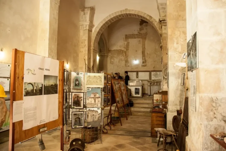 Interno della Chiesa di San Vito a Scicli con pannelli espositivi e allestimenti del museo storico-naturalistico curato da EsplorAmbiente.
