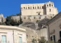 Vista del Colle San Matteo con la chiesa e il centro storico di Scicli in primo piano