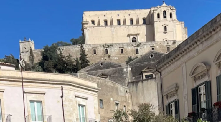 Vista del Colle San Matteo con la chiesa e il centro storico di Scicli in primo piano