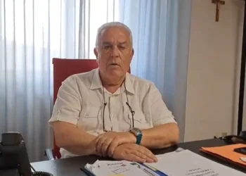 Roberto Zelante, presidente dell'Ordine dei Medici di Ragusa, seduto alla scrivania nel suo ufficio