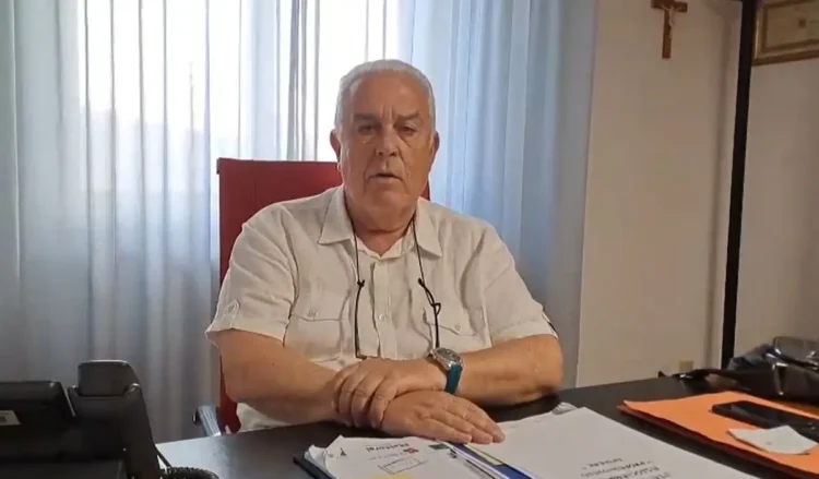 Roberto Zelante, presidente dell'Ordine dei Medici di Ragusa, seduto alla scrivania nel suo ufficio