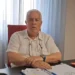 Roberto Zelante, presidente dell'Ordine dei Medici di Ragusa, seduto alla scrivania nel suo ufficio
