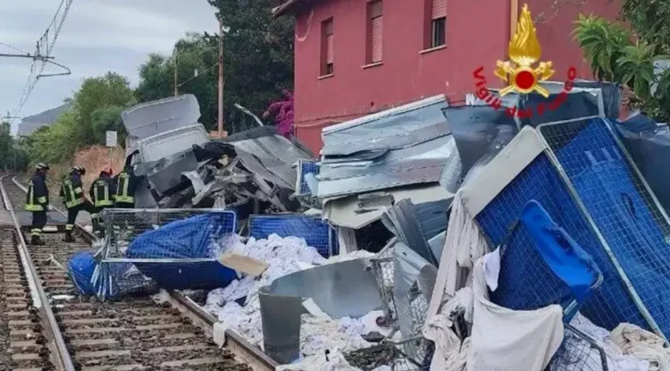 Scontro tra un treno merci e un autocarro a Cefalù: linea Messina-Palermo interrotta
