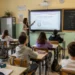 Docente durante una lezione in una scuola italiana con studenti in aula dopo il rinnovo del contratto nazionale del comparto Istruzione