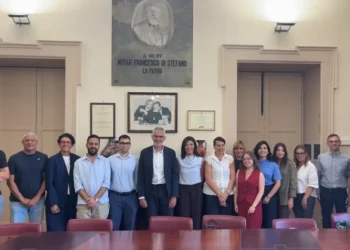 Gruppo di circa quindici persone in piedi in una sala istituzionale del Comune di Ragusa, durante l'ingresso in servizio dei nuovi professionisti del Distretto 44.