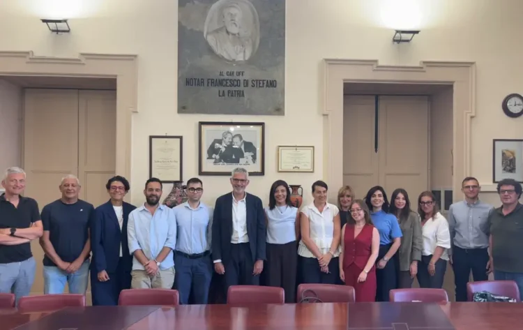 Gruppo di circa quindici persone in piedi in una sala istituzionale del Comune di Ragusa, durante l'ingresso in servizio dei nuovi professionisti del Distretto 44.