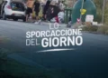 Alcuni giovani accanto a un'auto parcheggiata mentre depositano rifiuti vicino ai cassonetti in una strada di Modica, in un fotogramma della rubrica comunale "Lo Sporcaccione del Giorno".