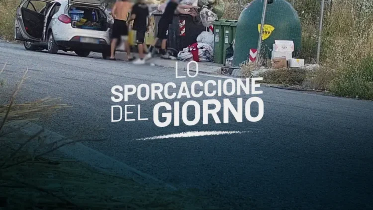 Alcuni giovani accanto a un'auto parcheggiata mentre depositano rifiuti vicino ai cassonetti in una strada di Modica, in un fotogramma della rubrica comunale "Lo Sporcaccione del Giorno".