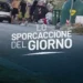 Alcuni giovani accanto a un'auto parcheggiata mentre depositano rifiuti vicino ai cassonetti in una strada di Modica, in un fotogramma della rubrica comunale "Lo Sporcaccione del Giorno".