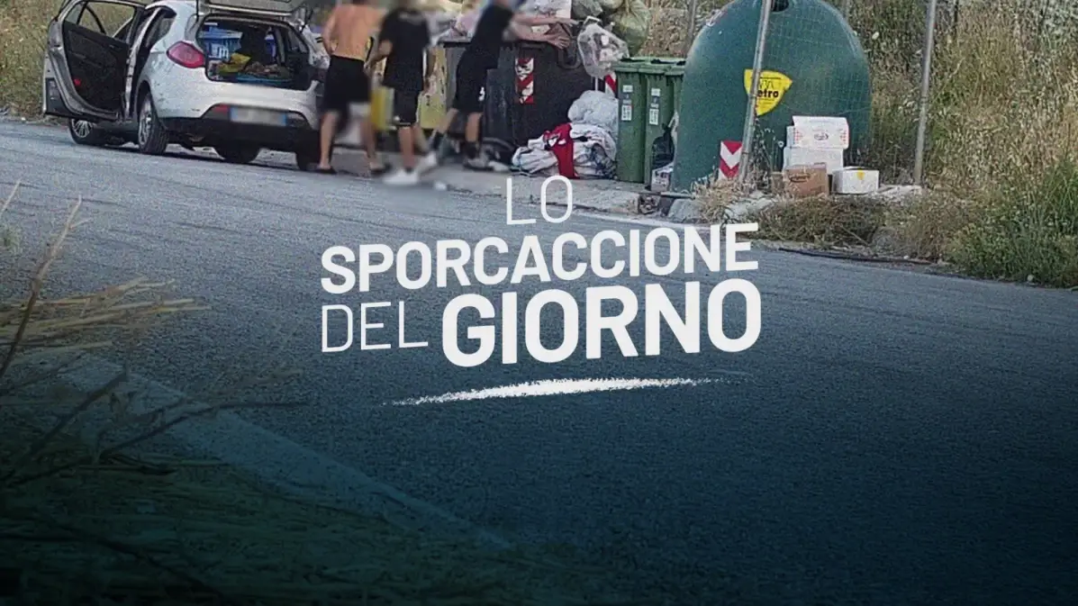 Alcuni giovani accanto a un'auto parcheggiata mentre depositano rifiuti vicino ai cassonetti in una strada di Modica, in un fotogramma della rubrica comunale 
