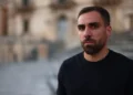 Stefano Gazzè, centrocampista del Frigintini Calcio, ritratto in un centro storico barocco