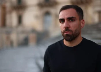 Stefano Gazzè, centrocampista del Frigintini Calcio, ritratto in un centro storico barocco