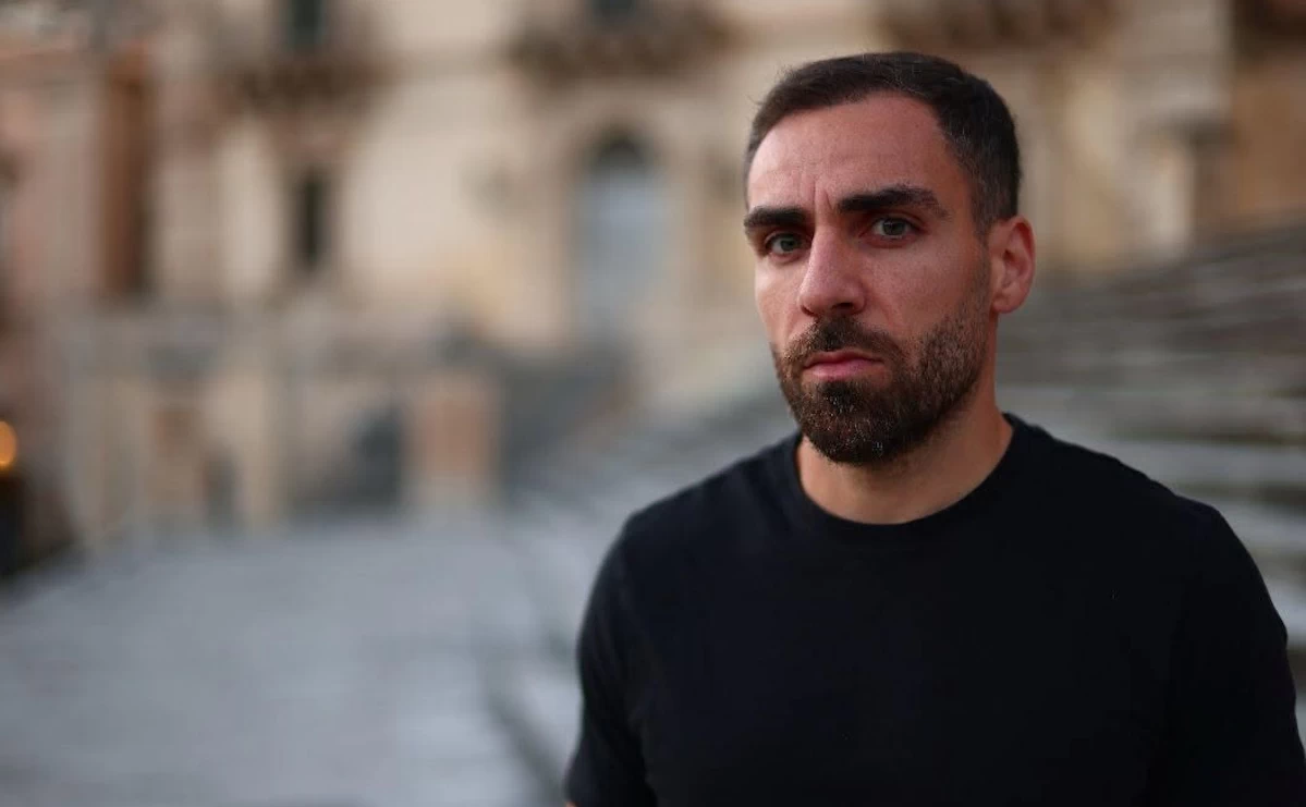 Stefano Gazzè, centrocampista del Frigintini Calcio, ritratto in un centro storico barocco
