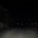 Strada urbana di Pozzallo completamente al buio durante un blackout elettrico, con illuminazione pubblica assente e carreggiata deserta nelle ore notturne.