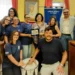 Il sindaco di Comiso consegna una targa ai Tamburi Imperiali durante la cerimonia di riconoscimento nell'aula consiliare del Comune.