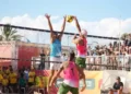 Azione di gioco durante una partita del Campionato Italiano di beach volley a Marina di Modica davanti al pubblico