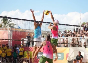 Azione di gioco durante una partita del Campionato Italiano di beach volley a Marina di Modica davanti al pubblico