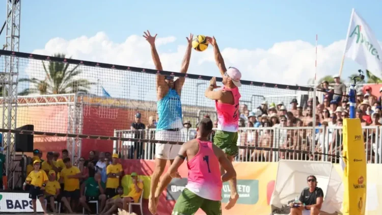 Azione di gioco durante una partita del Campionato Italiano di beach volley a Marina di Modica davanti al pubblico