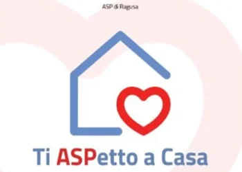 Logo del progetto "Ti ASPetto a Casa" dell'Asp di Ragusa con una casa stilizzata e un cuore rosso al centro