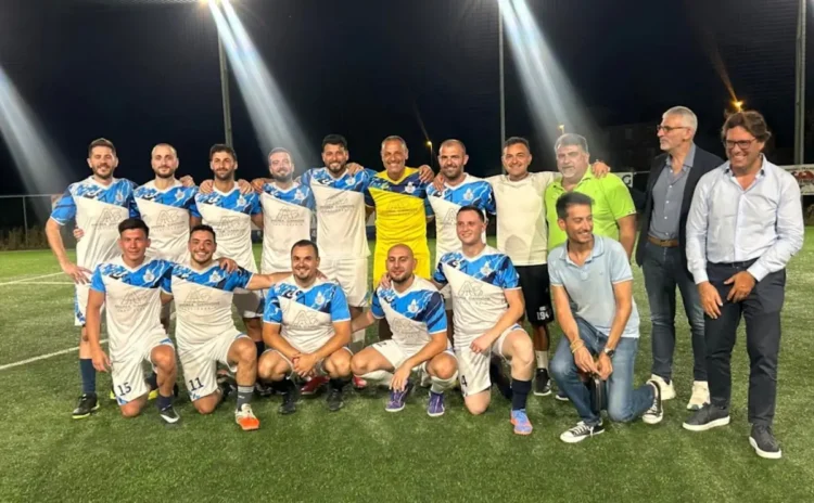 La squadra della Polizia Penitenziaria di Ragusa posa sul campo da calcio dopo la vittoria per 3-0 nella finale del Torneo delle Professioni 2026, insieme ad alcuni rappresentanti dell'amministrazione comunale durante la premiazione.