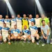 La squadra della Polizia Penitenziaria di Ragusa posa sul campo da calcio dopo la vittoria per 3-0 nella finale del Torneo delle Professioni 2026, insieme ad alcuni rappresentanti dell'amministrazione comunale durante la premiazione.