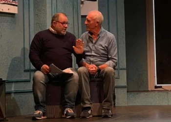 Toti e Totino durante una scena dello spettacolo "Eccoci qua" sul palco dell'Auditorium Mediterraneo "Nannino Ragusa" di Marina di Modica