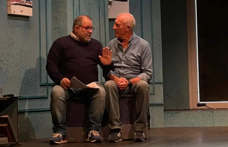Toti e Totino durante una scena dello spettacolo "Eccoci qua" sul palco dell'Auditorium Mediterraneo "Nannino Ragusa" di Marina di Modica