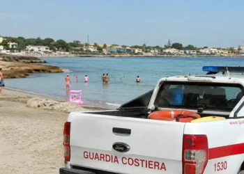 Mezzo della Guardia Costiera sulla spiaggia di Fontane Bianche durante le operazioni di assistenza sul litorale siracusano