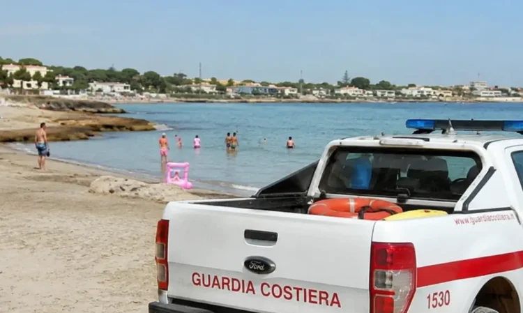 Mezzo della Guardia Costiera sulla spiaggia di Fontane Bianche durante le operazioni di assistenza sul litorale siracusano