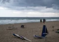 Immagine creata con IA: spiaggia evacuata durante una tromba d'aria sulla costa di Palma di Montechiaro