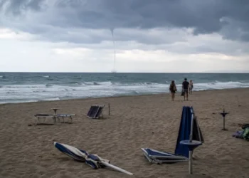 Immagine creata con IA: spiaggia evacuata durante una tromba d'aria sulla costa di Palma di Montechiaro