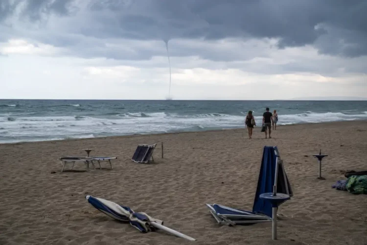 Immagine creata con IA: spiaggia evacuata durante una tromba d'aria sulla costa di Palma di Montechiaro