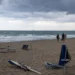 Immagine creata con IA: spiaggia evacuata durante una tromba d'aria sulla costa di Palma di Montechiaro
