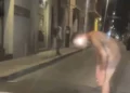 Un uomo, con il volto oscurato per tutelarne la privacy, è fermo al centro di una strada di Vittoria durante le ore serali. L'immagine documenta l'episodio che ha richiesto l'intervento dei Carabinieri.