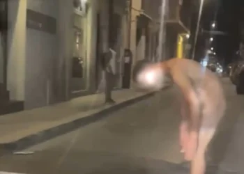 Un uomo, con il volto oscurato per tutelarne la privacy, è fermo al centro di una strada di Vittoria durante le ore serali. L'immagine documenta l'episodio che ha richiesto l'intervento dei Carabinieri.