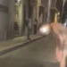 Un uomo, con il volto oscurato per tutelarne la privacy, è fermo al centro di una strada di Vittoria durante le ore serali. L'immagine documenta l'episodio che ha richiesto l'intervento dei Carabinieri.