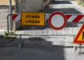Transenna con cartello "strada chiusa" e segnale di divieto d'accesso davanti a una via bloccata per lavori in corso