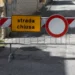 Transenna con cartello "strada chiusa" e segnale di divieto d'accesso davanti a una via bloccata per lavori in corso