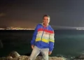 Uomo ritratto di notte sul lungomare; è la vittima dell'incidente mortale avvenuto sul viale Gazzi, nei pressi del Policlinico di Messina